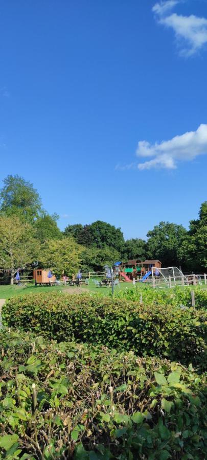 شقة Fletching  في Garden Flat At The Infamous Piltdown Man Pub المظهر الخارجي الصورة